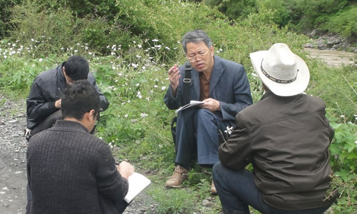 黄增安(右二)生前在基层调研