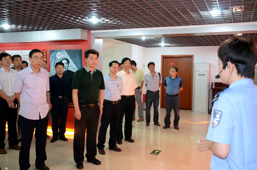 参观“反腐倡廉形势政策宣传”图片展