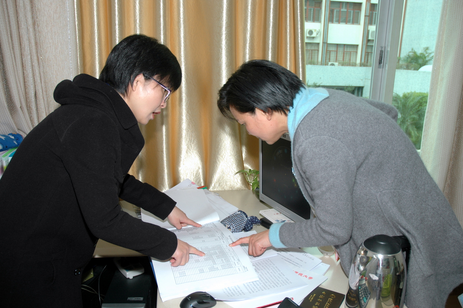 检查组查阅财务相关账目